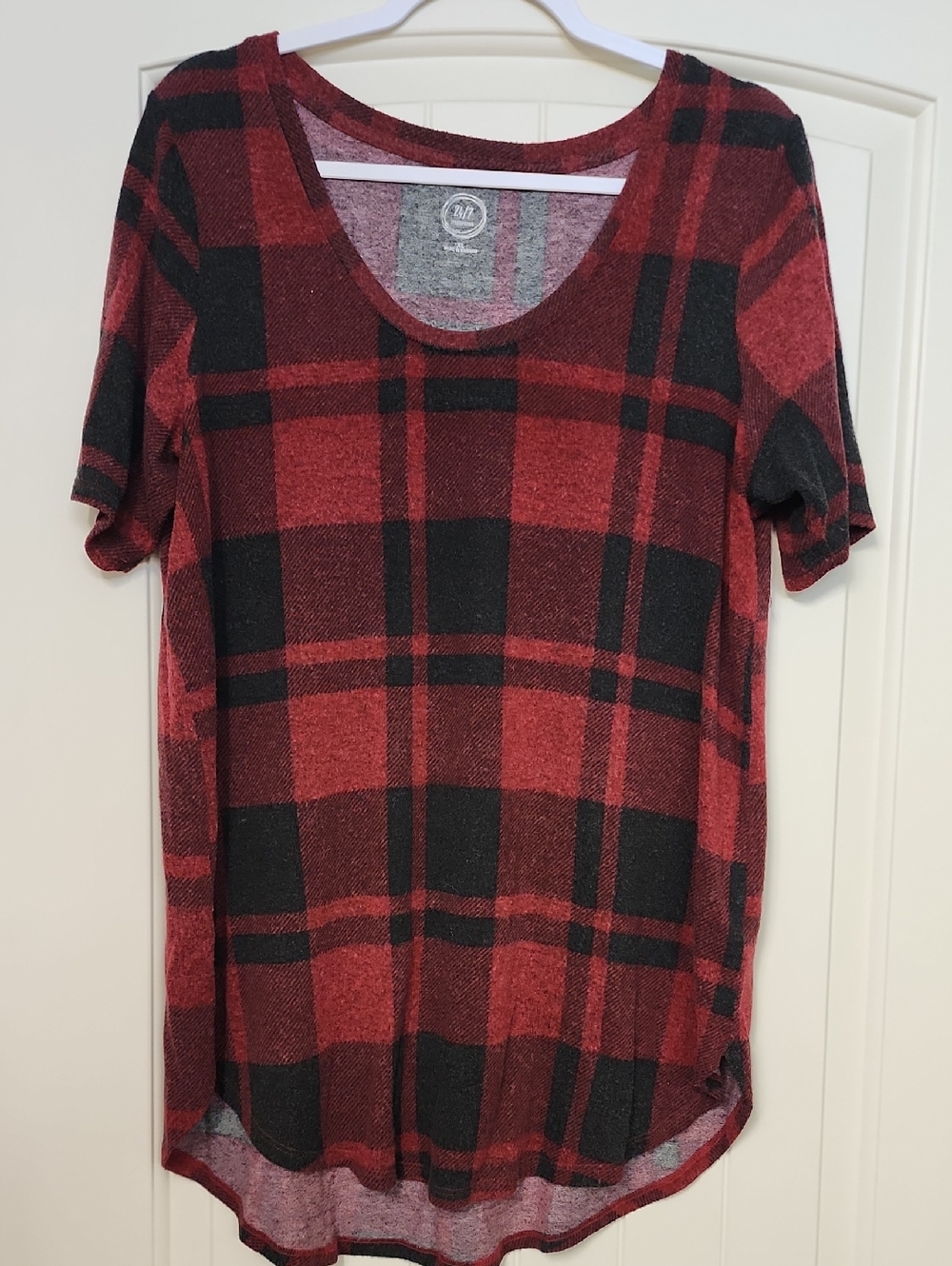 Plaid Scoop Neck Short Sleeve Tee - Red/Black